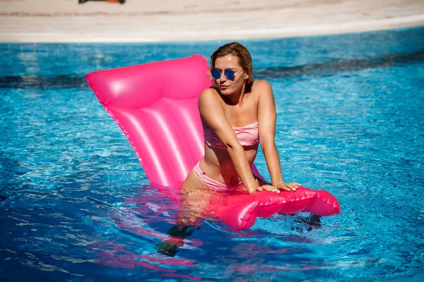 Sexy Modelka Slunečních Brýlích Odpočívající Opalující Matraci Bazénu Žena Růžových — Stock fotografie