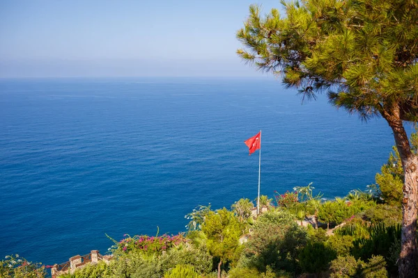 Una Vista Costa Mediterránea Con Olas Agua Azul Paisaje Marino — Foto de Stock