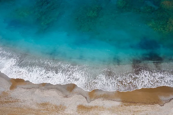 蔚蓝的海水和沙滩映衬下的海滨尽收眼底 地中海与海岸线的航拍照片 夏天美丽的大海 由一架无人驾驶飞机拍摄 — 图库照片