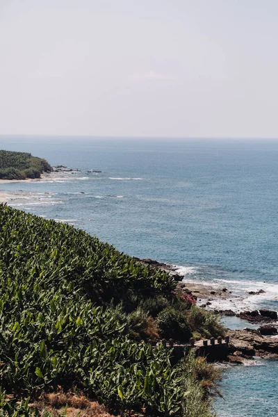 Una Vista Costa Mediterránea Con Olas Agua Azul Paisaje Marino — Foto de Stock