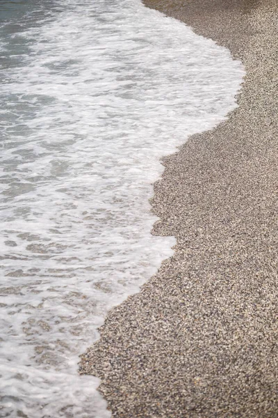 地中海沿岸的海滩上涌现出碧绿的水波 夏日海风天气晴朗时的海滨 — 图库照片