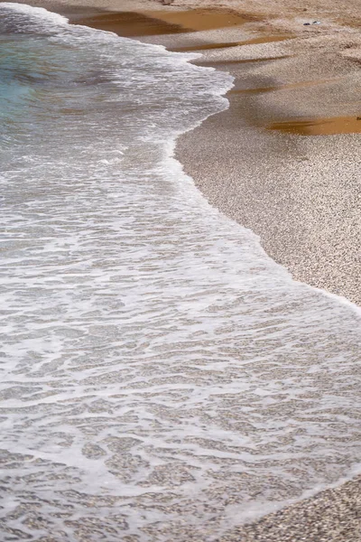 地中海沿岸的海滩上涌现出碧绿的水波 夏日海风天气晴朗时的海滨 — 图库照片