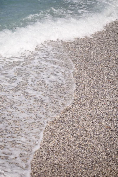 地中海沿岸的海滩上涌现出碧绿的水波 夏日海风 — 图库照片