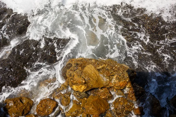 青い地中海の素晴らしい景色 日当たりの良い岩 泡と水しぶきと波 波は海岸の岩に衝突する — ストック写真
