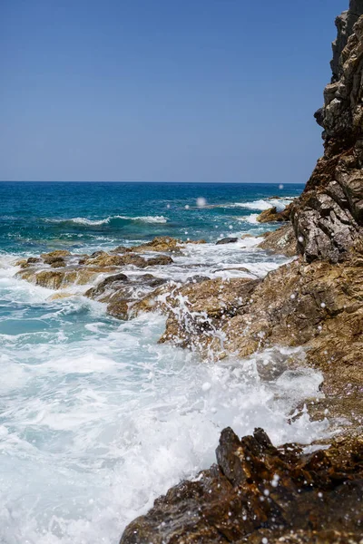 Maravillosas Vistas Mar Mediterráneo Azul Rocas Soleadas Olas Con Espuma — Foto de Stock