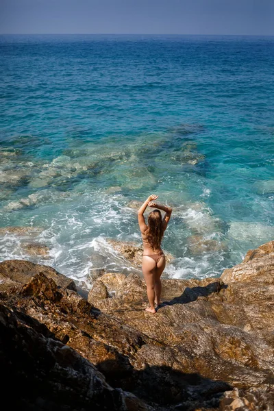 Sexy Kobieta Pełnym Ciele Strój Kąpielowy Długimi Włosami Spacery Dużych — Zdjęcie stockowe