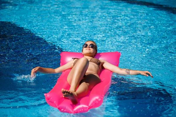 Sexy Frau Badeanzug Liegt Auf Einer Rosa Aufblasbaren Matratze Pool — Stockfoto