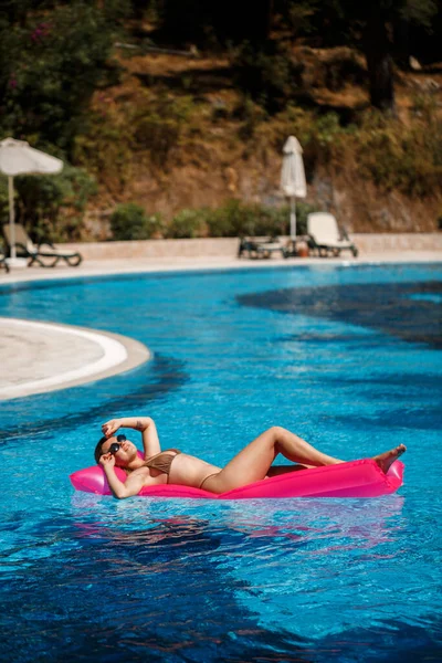Sexy Žena Plavkách Leží Růžové Nafukovací Matraci Bazénu Relaxujte Bazénu — Stock fotografie