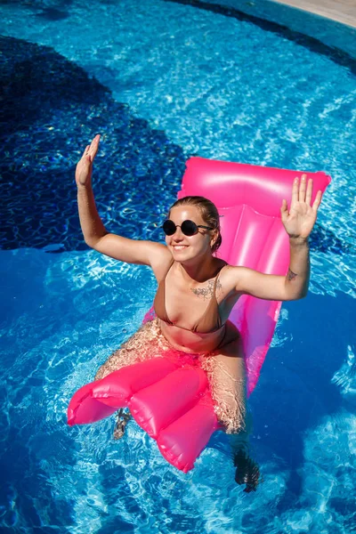 Sexy Frau Mit Sonnenbrille Die Sich Pool Auf Einer Rosafarbenen — Stockfoto