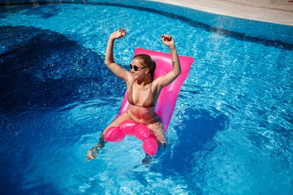 Seksowna Kobieta Okularach Odpoczywająca Opalająca Się Różowym Materacu Basenie Młoda — Zdjęcie stockowe