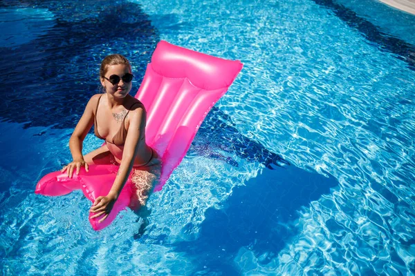 Mujer Sexy Gafas Sol Descansando Tomando Sol Colchón Rosa Piscina — Foto de Stock