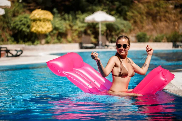 Sexy Frau Mit Sonnenbrille Die Sich Pool Auf Einer Rosafarbenen — Stockfoto