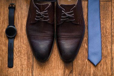 Düğün günü için şık damat aksesuarları. Klasik erkek ayakkabıları.