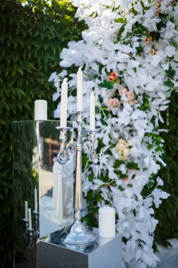 Yeni evlilerin düğün töreni için güzel kemer.