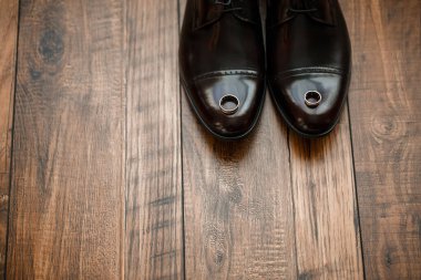 Düğün günü için şık damat aksesuarları. Klasik erkek ayakkabıları.