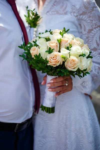 Bouquet Fresh Flowers Hands Bride — Stock Photo, Image