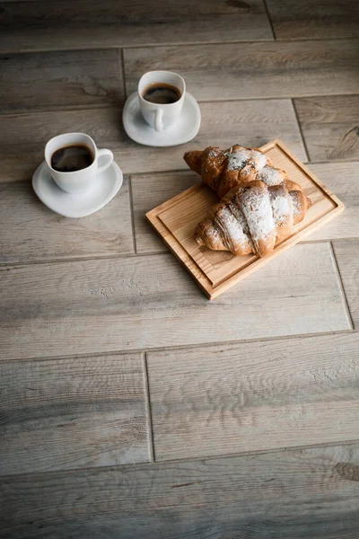 新鲜的糕点羊角面包 上面有巧克力和两杯黑咖啡 浪漫的早餐 — 图库照片