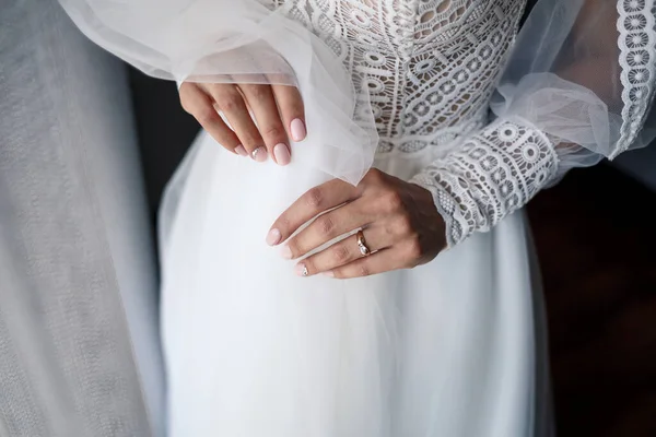 Sanfte Weibliche Hände Der Braut Mit Goldenem Ehering Ringfinger — Stockfoto