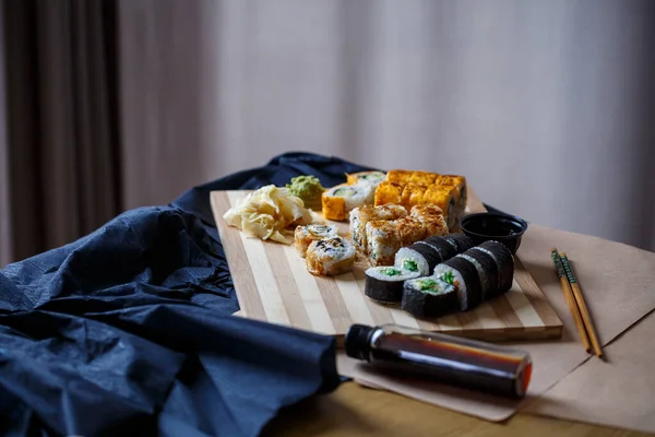 Set Traditional Japanese Dishes Sushi Rolls Nigiri Raw Salmon Rice — Stock Photo, Image