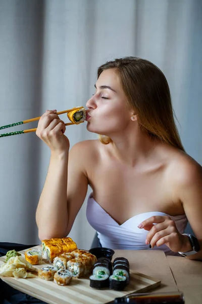 Chica Sosteniendo Palillos Rollo Sushi Mujer Joven Comiendo Sushi Delicioso — Foto de Stock