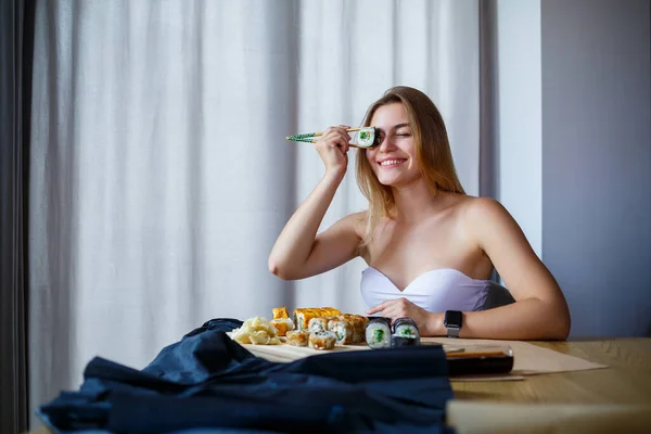 Chica Sosteniendo Palillos Rollo Sushi Mujer Joven Comiendo Sushi Delicioso — Foto de Stock