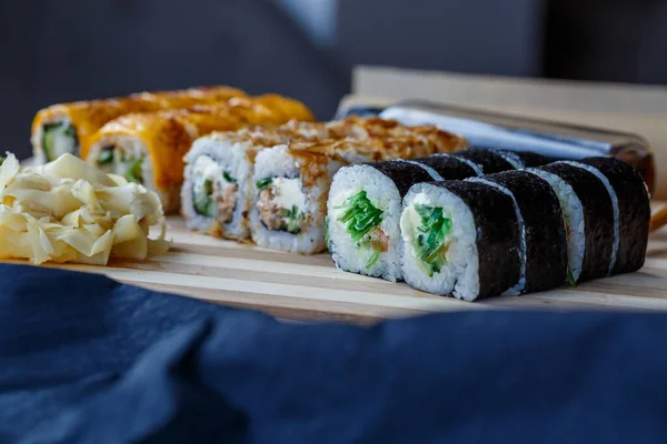 Ensemble Plats Japonais Traditionnels Rouleaux Sushi Nigiri Saumon Cru Riz — Photo