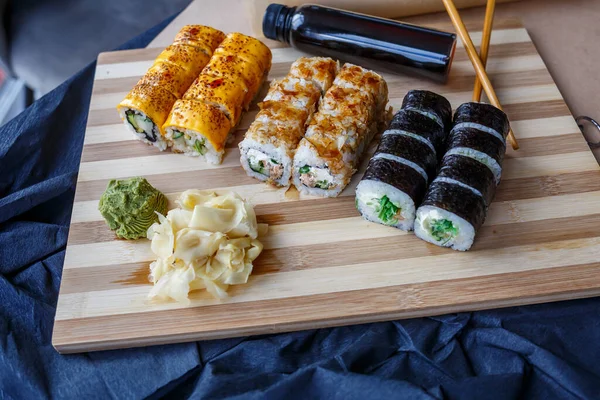 Ensemble Plats Japonais Traditionnels Rouleaux Sushi Nigiri Saumon Cru Riz — Photo