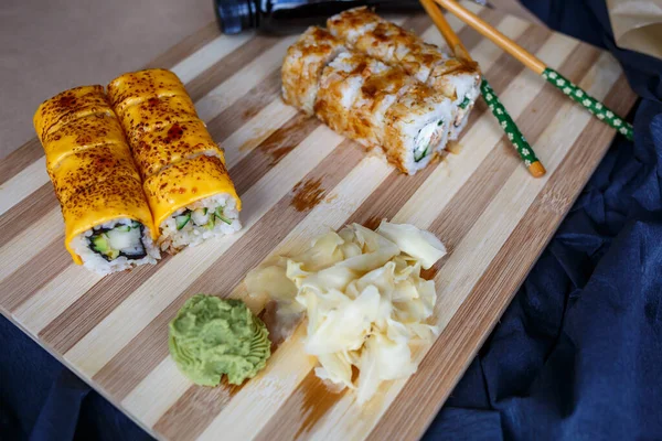 Set Traditional Japanese Food Dark Background Sushi Rolls Nigiri Raw — Stock Photo, Image