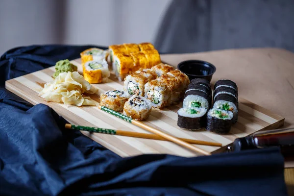 Set Traditional Japanese Food Dark Background Sushi Rolls Nigiri Raw — Stock Photo, Image