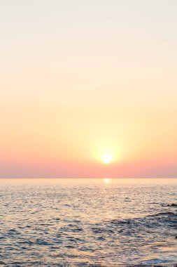 Güzel günbatımı okyanus ufku manzarası. Gün batımı deniz manzarası. Deniz batımı görünümü