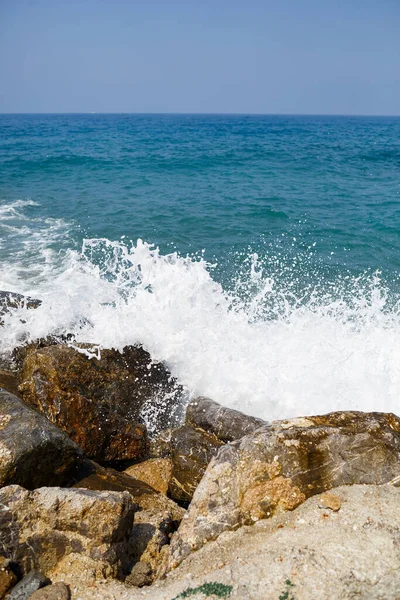 Θαλασσινό Νερό Χτυπά Κατά Βραχώδη Βράχια Και Κάνει Κύματα Αφρό — Φωτογραφία Αρχείου