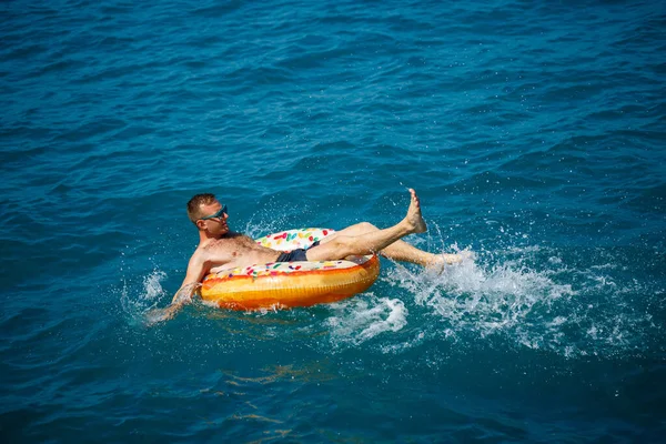 Ein Junger Mann Schwimmt Einem Sonnigen Tag Auf Einem Aufblasbaren — Stockfoto