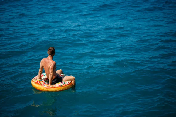 Jeune Homme Flotte Sur Cercle Pneumatique Gonflable Dans Mer Avec — Photo