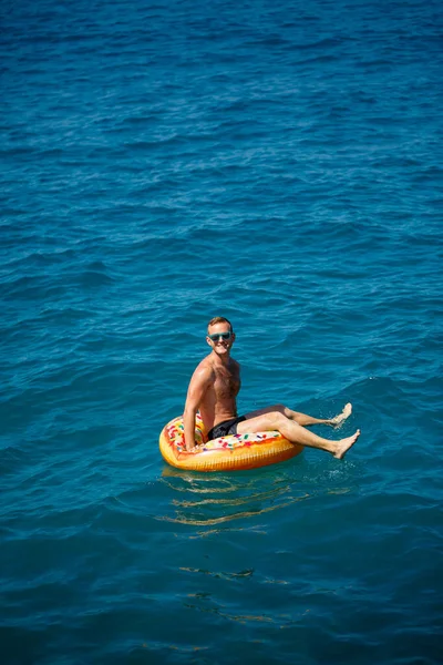 Homem Novo Flutua Círculo Inflável Anel Mar Com Água Azul — Fotografia de Stock