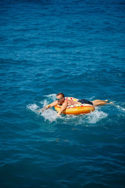 Hombre Miente Círculo Inflable Grande Del Caucho Flota Mar Azul —  Fotos de Stock