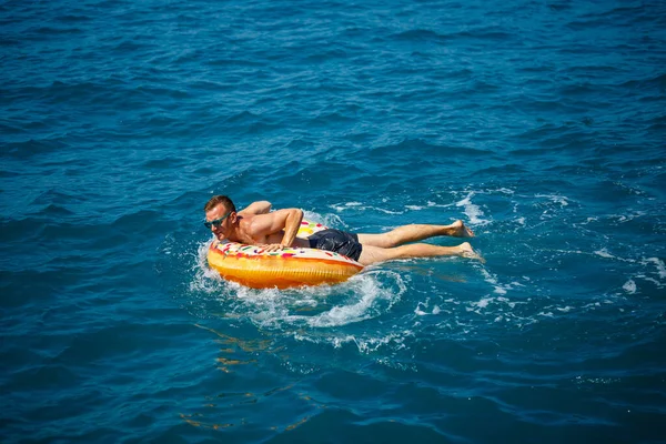 Ein Junger Mann Schwimmt Auf Einem Aufblasbaren Luftring Meer Mit — Stockfoto