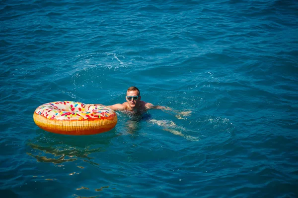 Homem Novo Flutua Círculo Inflável Anel Mar Com Água Azul — Fotografia de Stock