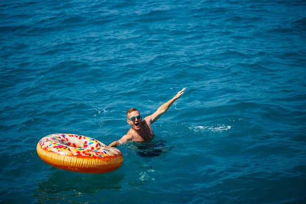 Junger Mann Auf Einem Aufblasbaren Ring Meer Ruht Und Schwimmt — Stockfoto