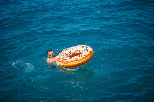 Jeune Homme Sur Anneau Gonflable Dans Mer Reposant Nageant Par — Photo