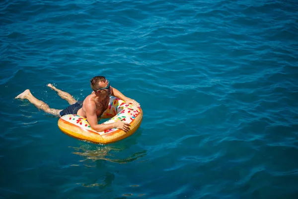 Junger Mann Auf Einem Aufblasbaren Ring Meer Ruht Und Schwimmt — Stockfoto