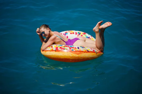 Piękna Szczęśliwa Młoda Kobieta Stroju Kąpielowym Nadmuchiwanym Pierścieniem Relaksującym Błękitnym — Zdjęcie stockowe