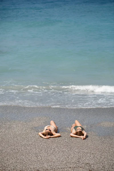 Due Ragazze Fidanzata Sono Seduti Sulla Riva Sabbiosa Del Mare — Foto Stock