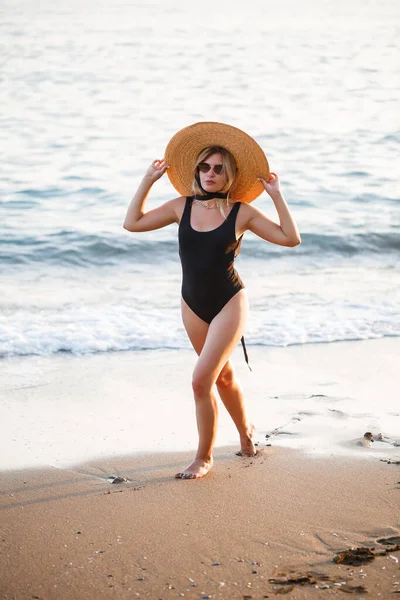 Hermosa Chica Traje Baño Negro Sombrero Una Playa Arena Mar — Foto de Stock