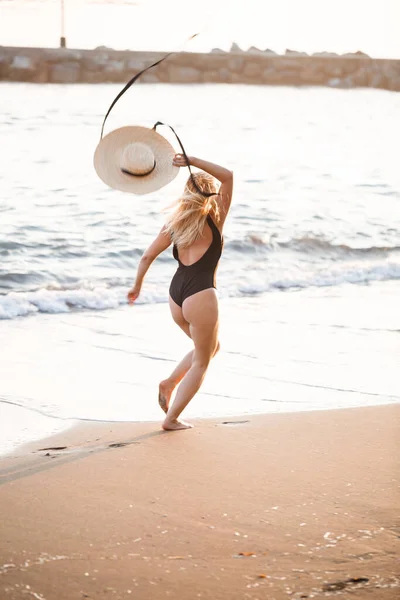 Schöne Mädchen Schwarzem Badeanzug Und Hut Einem Sandstrand Meer Sonnenuntergang — Stockfoto