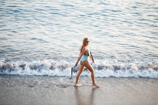 Bella Ragazza Costume Bagno Blu Cappello Una Spiaggia Sabbia Mare — Foto Stock