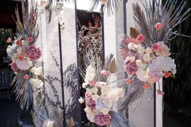 Yeni evlilerin düğün töreni için güzel kemer.