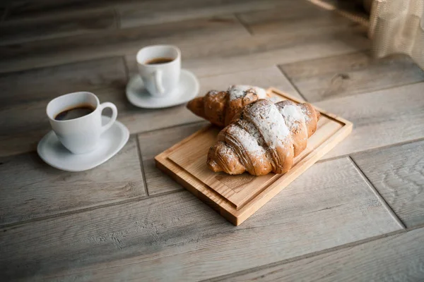 Los Croissants Frescos Cocción Con Chocolate Tabla Madera Dos Tazas —  Fotos de Stock