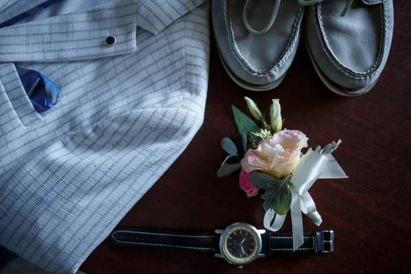 男人一套雅致的新郎饰物为婚礼日 男式经典鞋子 — 图库照片