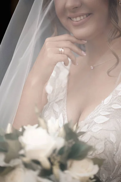 Mãos Femininas Doces Noiva Com Anel Casamento Dourado Dedo Anelar — Fotografia de Stock