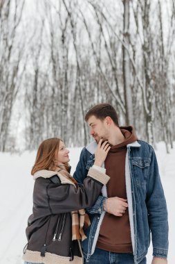 Neşeli bir çift, sakin, karlı bir arazide, büyüleyici kış mevsiminde aşkın ve bağlantının özünü güzel bir şekilde yakalayan hassas ve yürekli bir anı paylaşır.